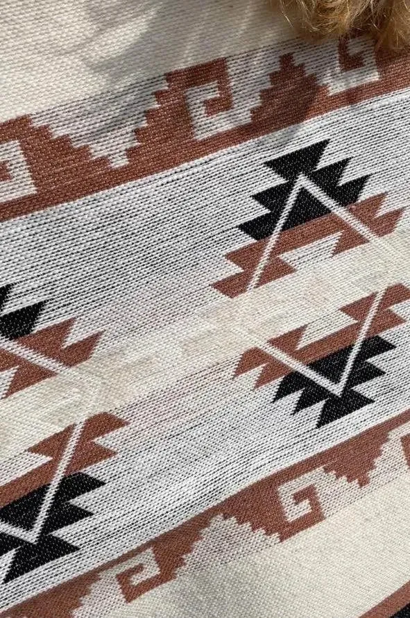 Blanket with indigenous patterns - withe/beige