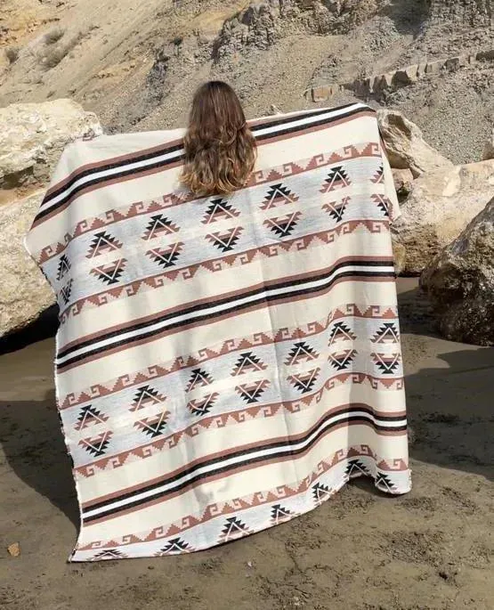 Blanket with indigenous patterns - withe/beige