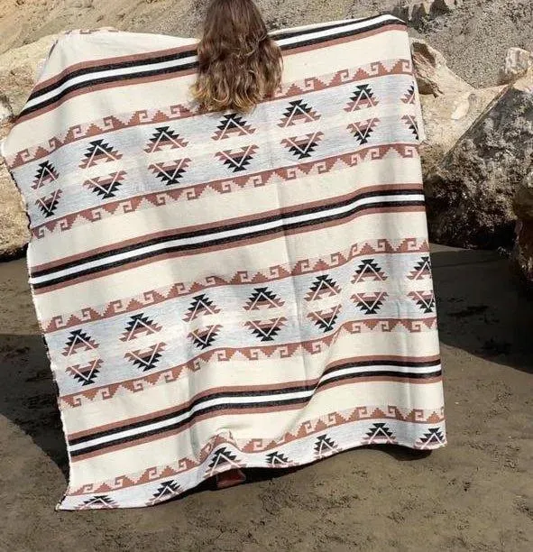 Blanket with indigenous patterns - withe/beige