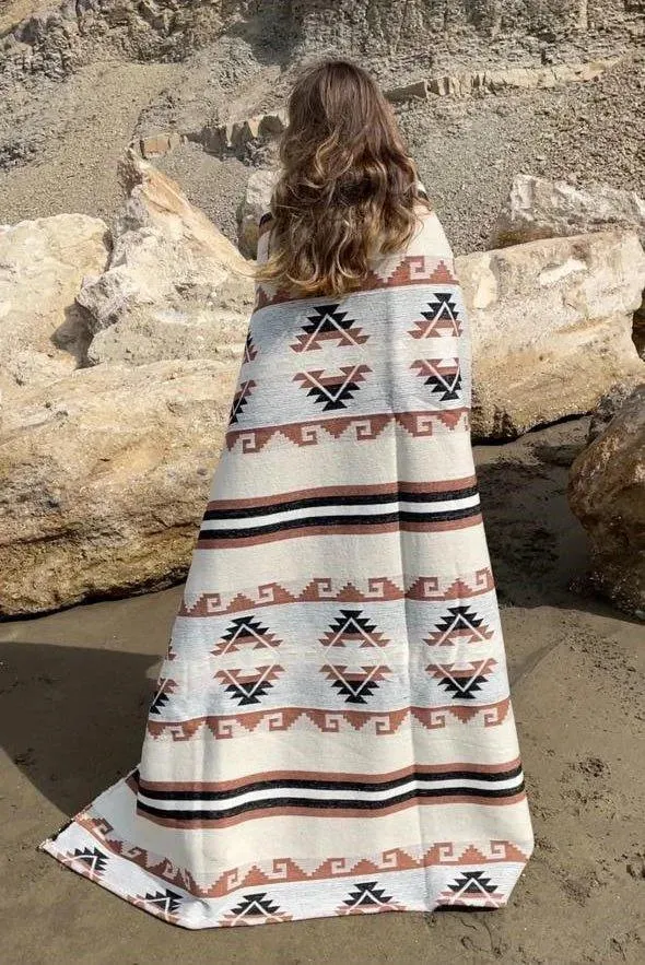 Blanket with indigenous patterns - withe/beige