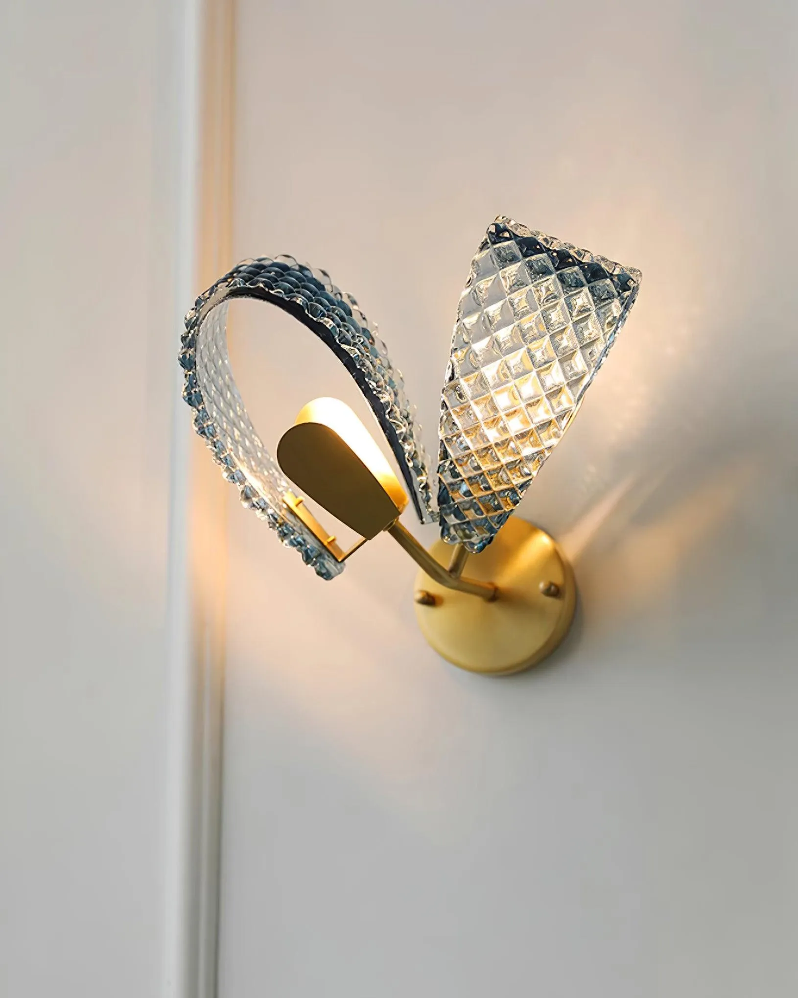 Blue Ribbon Wall Lamp