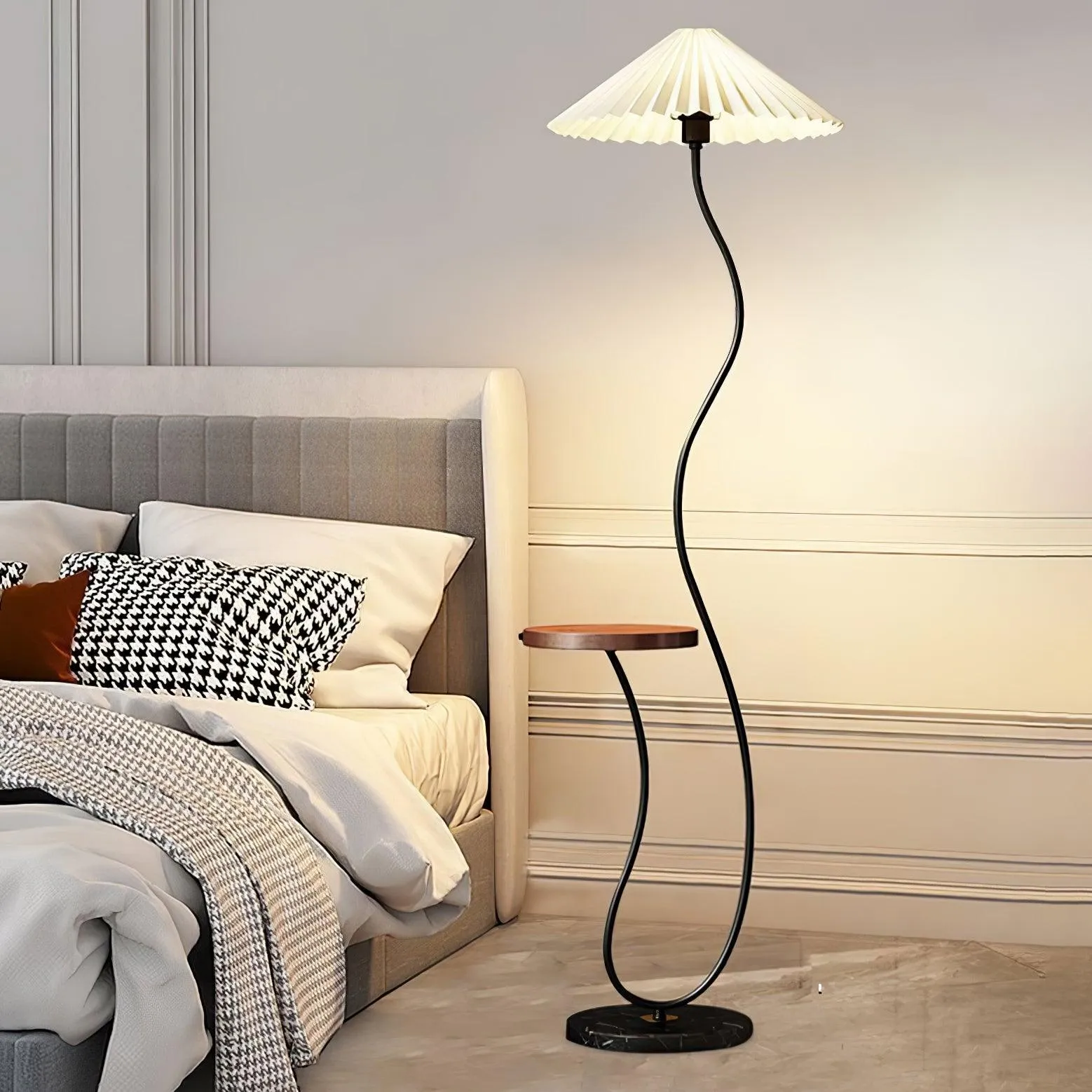 Curvatura Floor Lamp