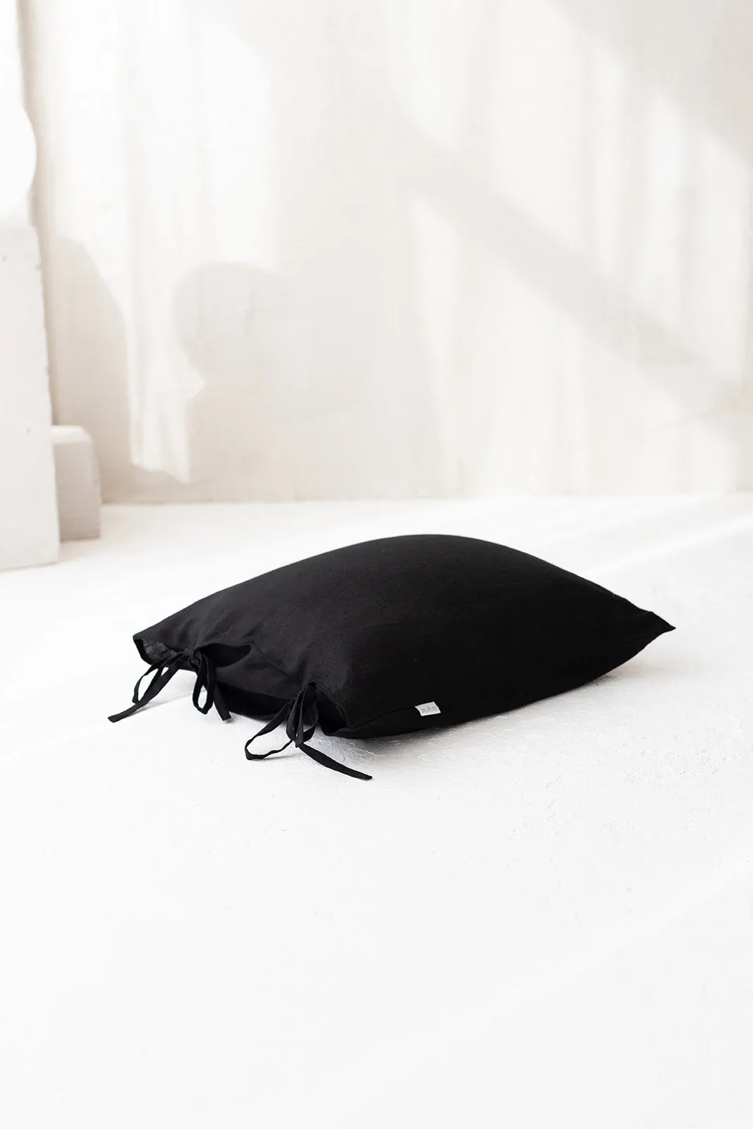 Linen Pillowcase With Ties In Black