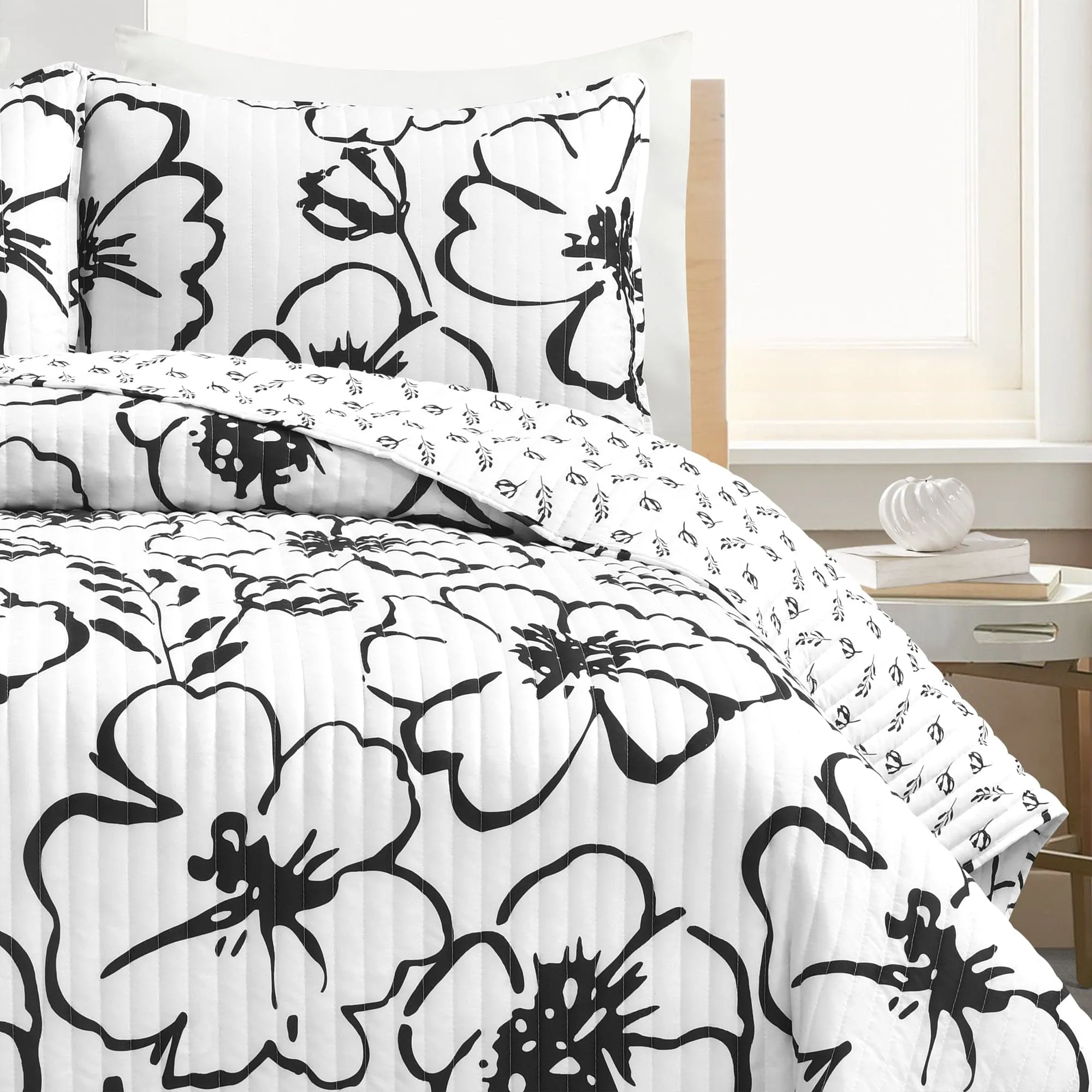 Scandinavian Floral Quilt 3 Piece Set