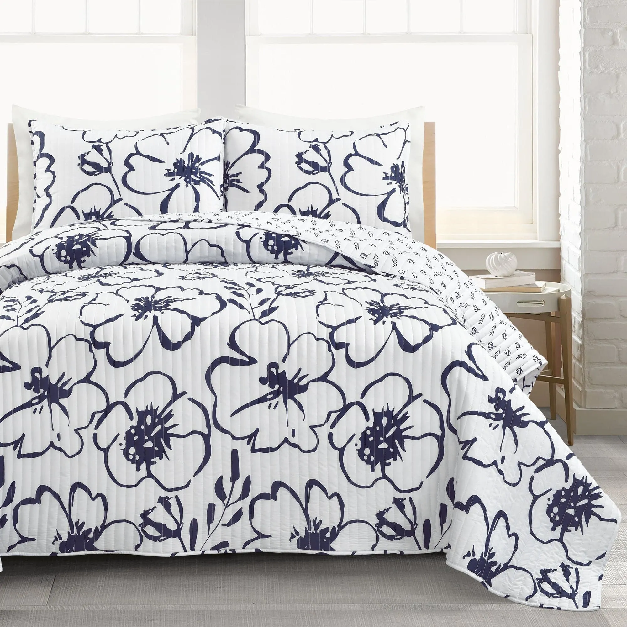 Scandinavian Floral Quilt 3 Piece Set