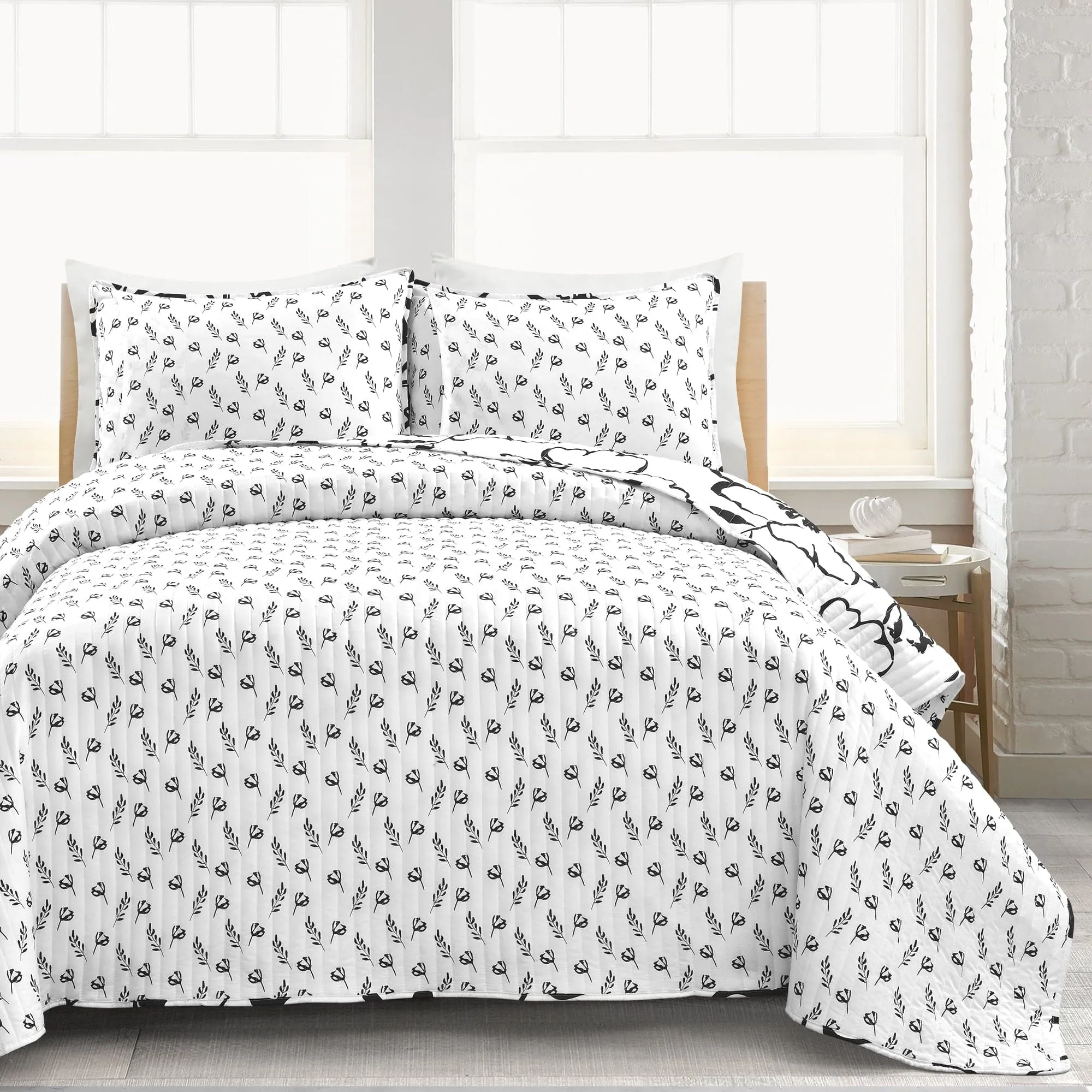 Scandinavian Floral Quilt 3 Piece Set