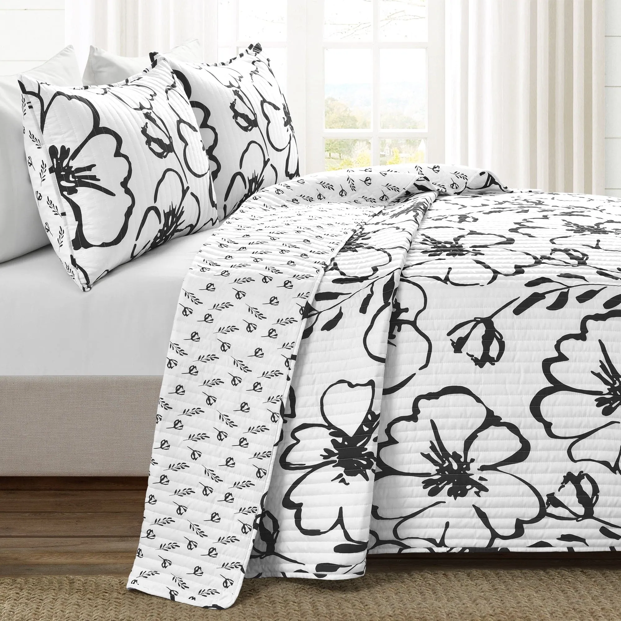 Scandinavian Floral Quilt 3 Piece Set